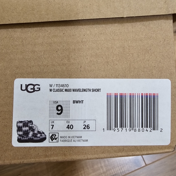 UGG Classic Maxi Wavelength Short, black/white, size US 9 - Picture 12 of 12